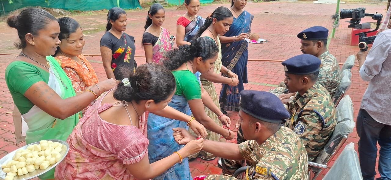 बंदूक छोड़ राखी थामी, बस्तर में पूर्व नक्सली महिलाओं ने जवानों को बनाया भाई
