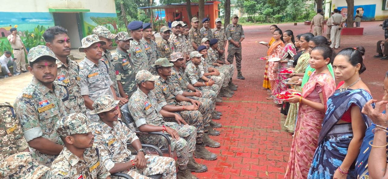 रक्षाबंधन पर जवानों और पूर्व नक्सली महिलाओं के बीच बना विश्वास का रिश्ता