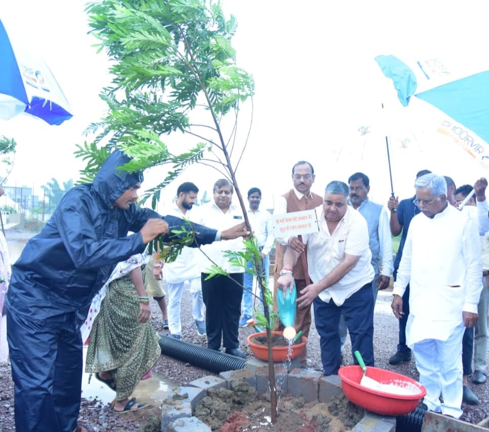 ‘एक पेड़ माँ के नाम’ अभियान में जनप्रतिनिधियों ने लिया हरियाली का संकल्प