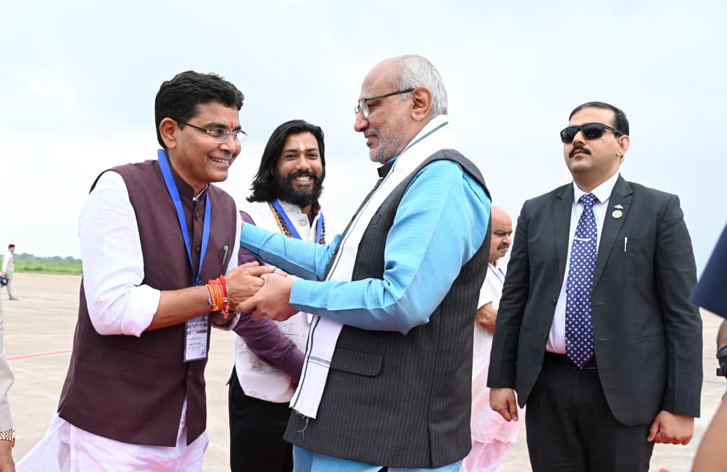 रायपुर पहुंचे उपराष्ट्रपति राधाकृष्णन, राज्यपाल और राज्य सरकार के प्रतिनिधियों ने किया स्वागत