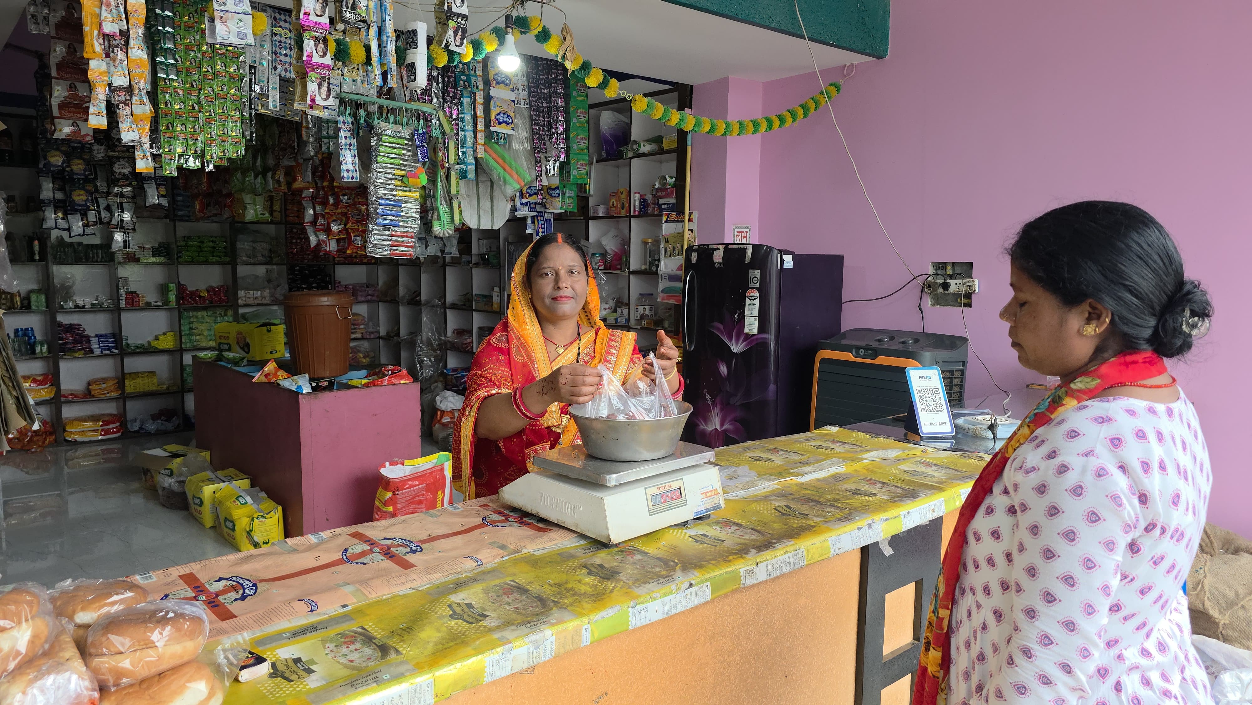 किराना-सिंगार दुकान से बढ़ी आय, आत्मनिर्भरता की राह पर आकांक्षा समूह की महिलाएं