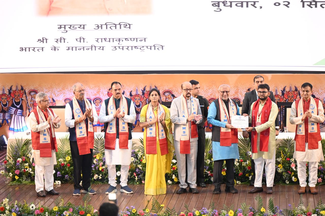 दीक्षांत समारोह में युवा डॉक्टरों ने ली नशे से दूर रहने की शपथ