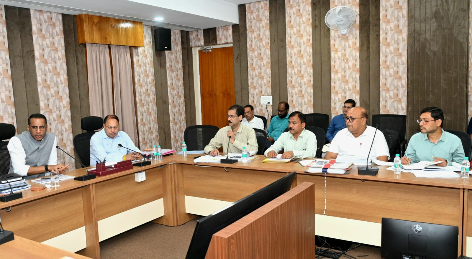 ठेकेदारों को हर महीने भुगतान सुनिश्चित करने के निर्देश, तीन माह में अनुबंध क्लोज करने कहा