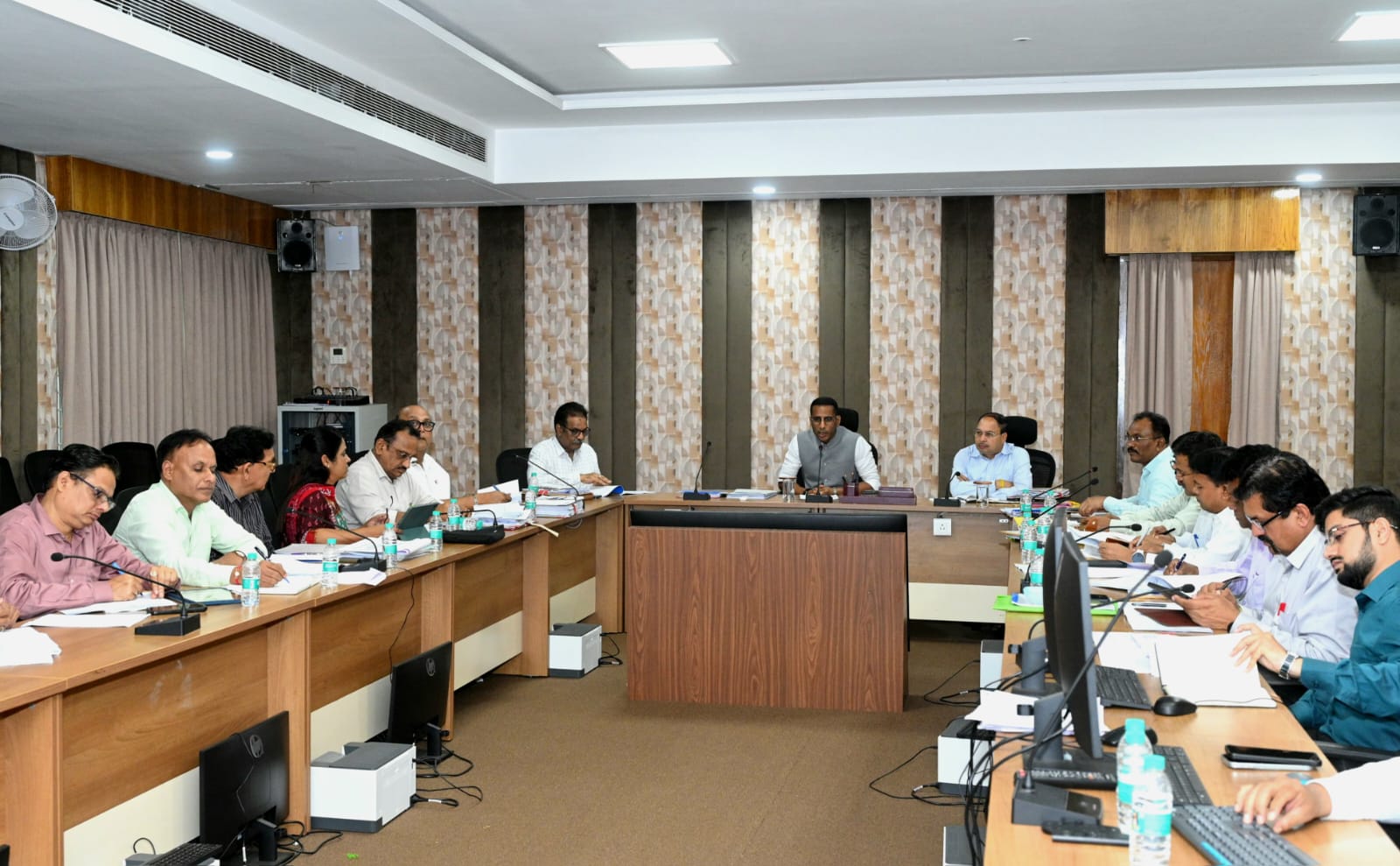पीडब्ल्यूडी सचिव ने निर्माण कार्यों को समय-सीमा में पूरा करने के दिए निर्देश