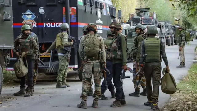 जंगल में छिपे आतंकियों से मुठभेड़, सुरक्षाबलों ने एक को मार गिराया