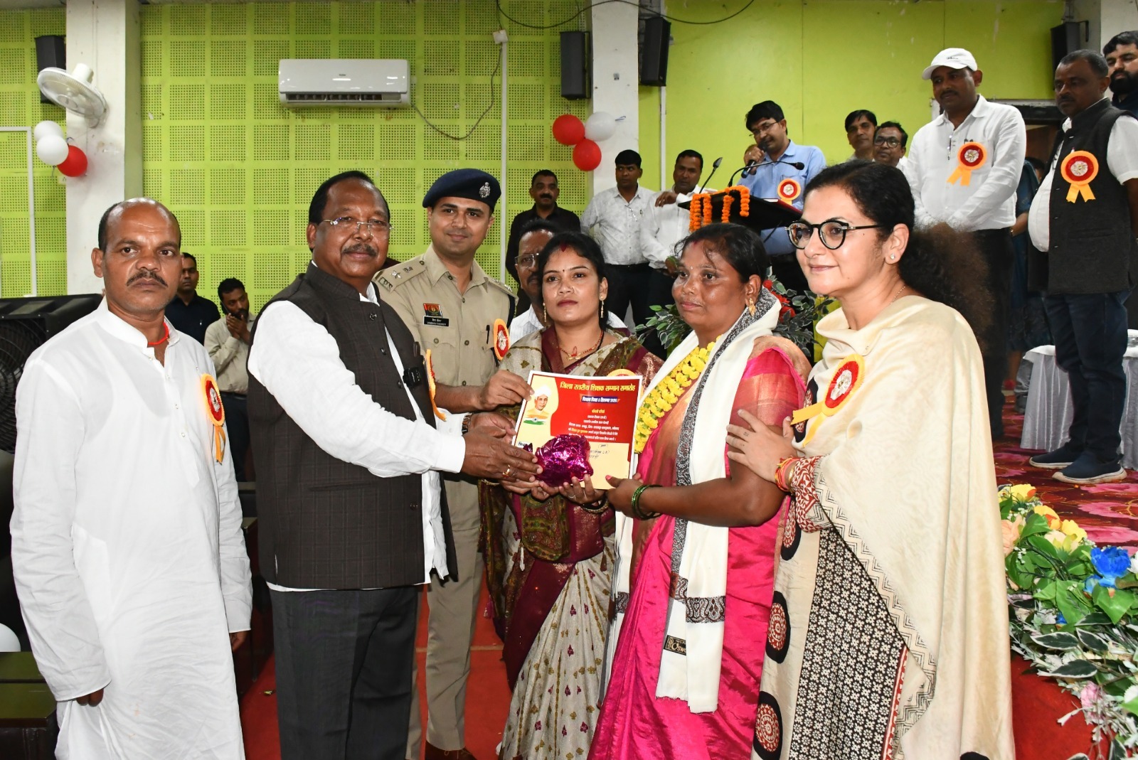 ज्ञानदीप और शिक्षादूत पुरस्कार से सम्मानित हुए बलरामपुर के 21 उत्कृष्ट शिक्षक