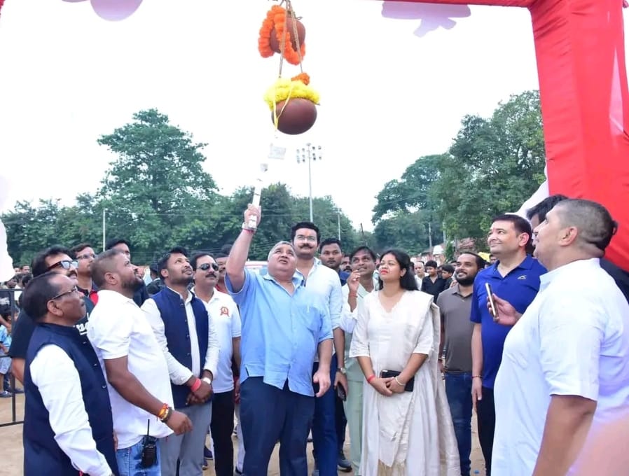 कंधों पर चढ़कर गोविंदाओं ने फोड़ी दही हांडी, उत्साह से गूंजा स्टेडियम