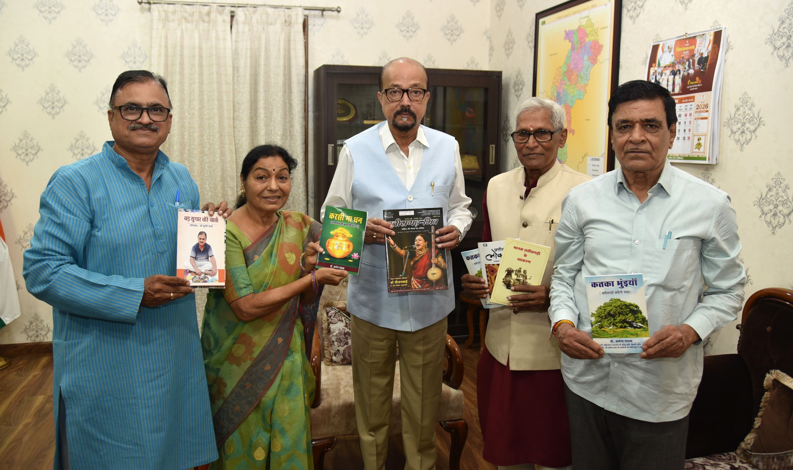 छत्तीसगढ़ी भाषा के मानकीकरण और विकास पर राज्यपाल से भाषाविदों की चर्चा