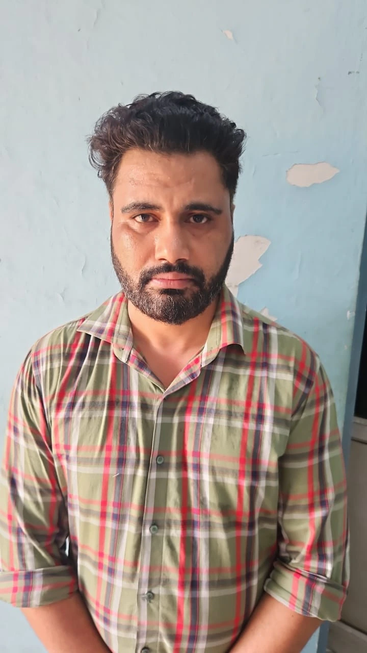 महिला राइडर से अभद्रता और टक्कर मामले में आरोपी गिरफ्तार, कार भी बरामद