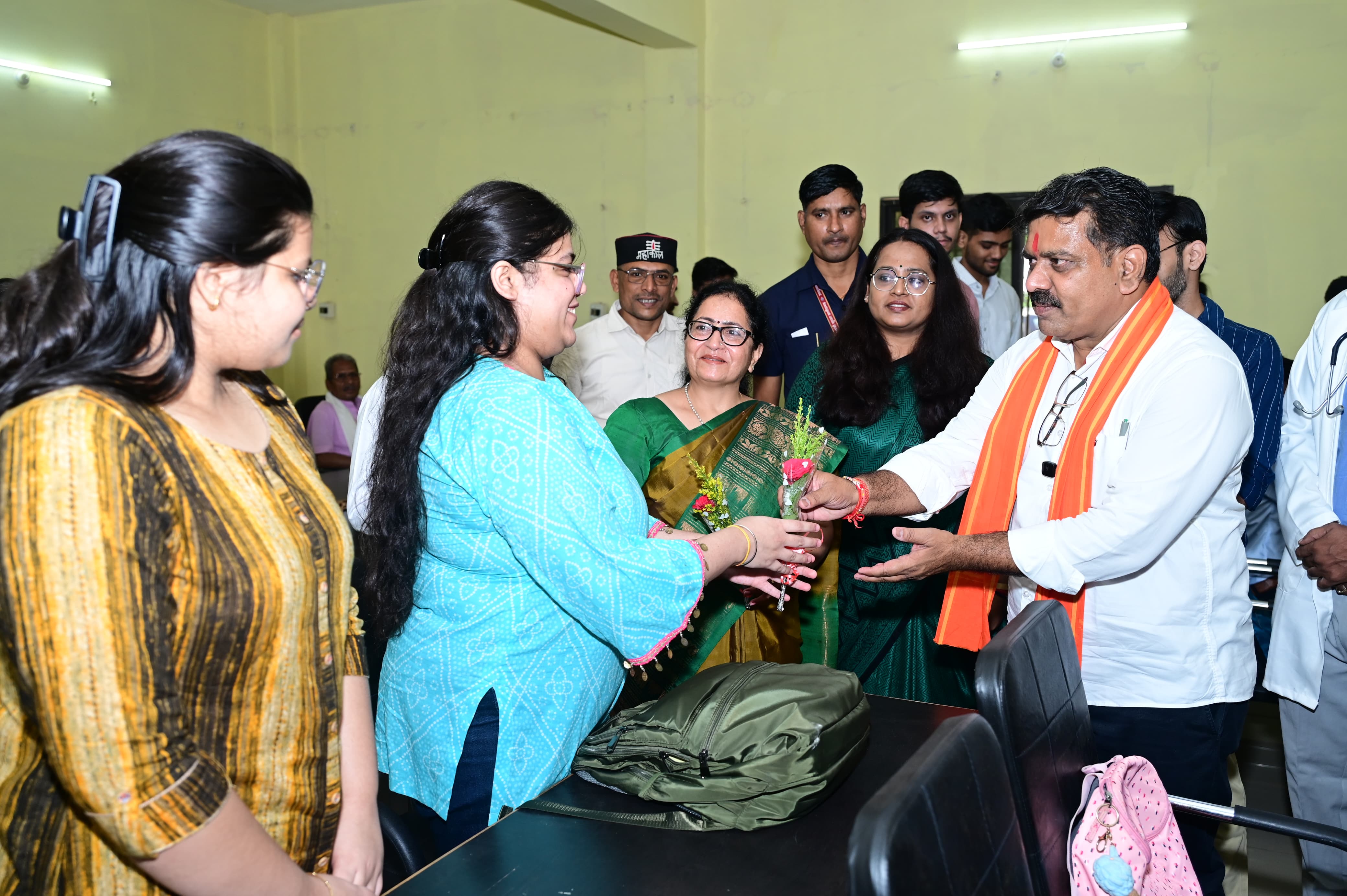 डिप्टी CM विजय शर्मा ने नवप्रवेशी मेडिकल छात्रों से किया संवाद, जानी सफलता की कहानी