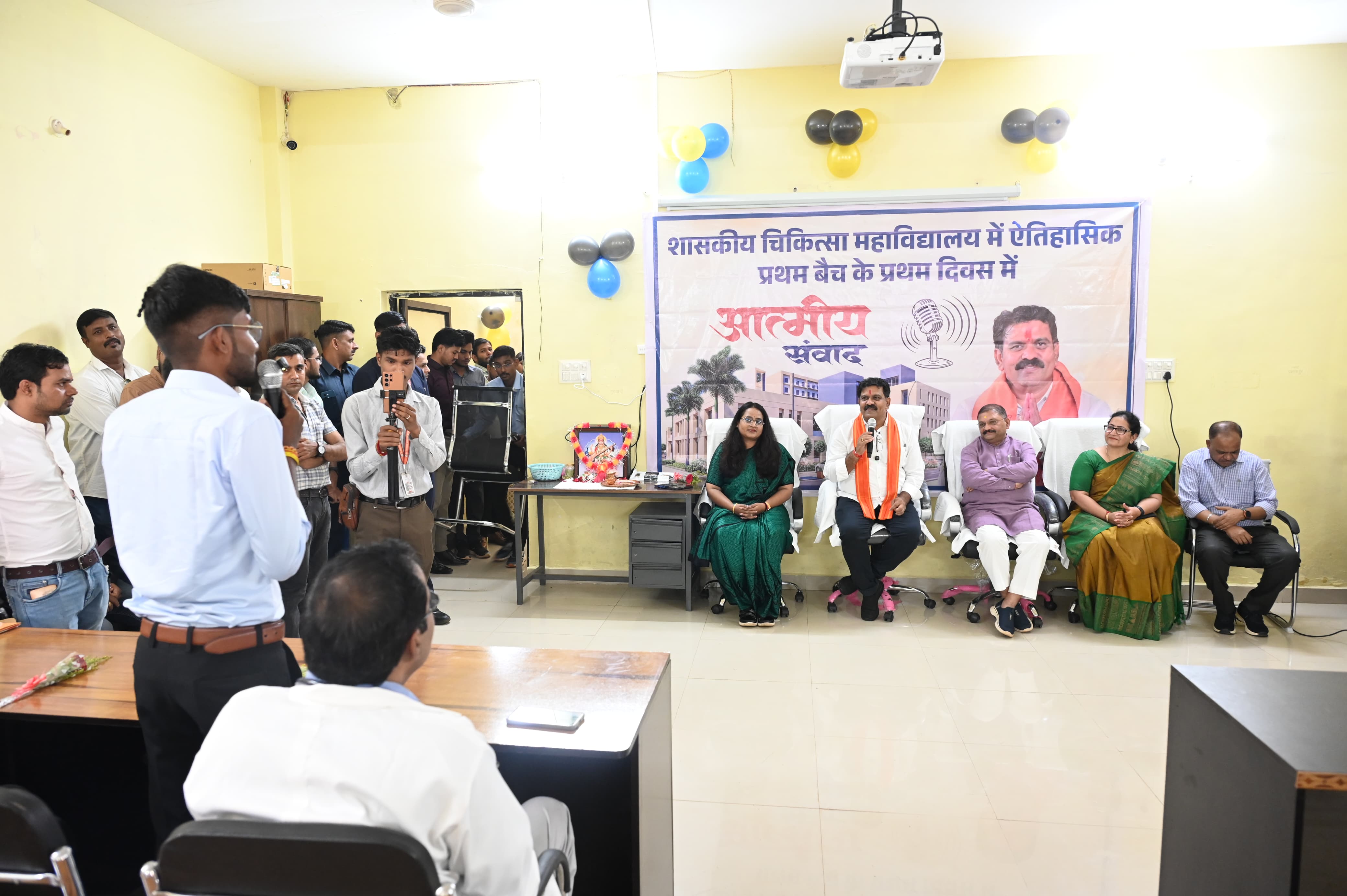 डिप्टी CM विजय शर्मा ने नवप्रवेशी मेडिकल छात्रों से किया संवाद, जानी सफलता की कहानी