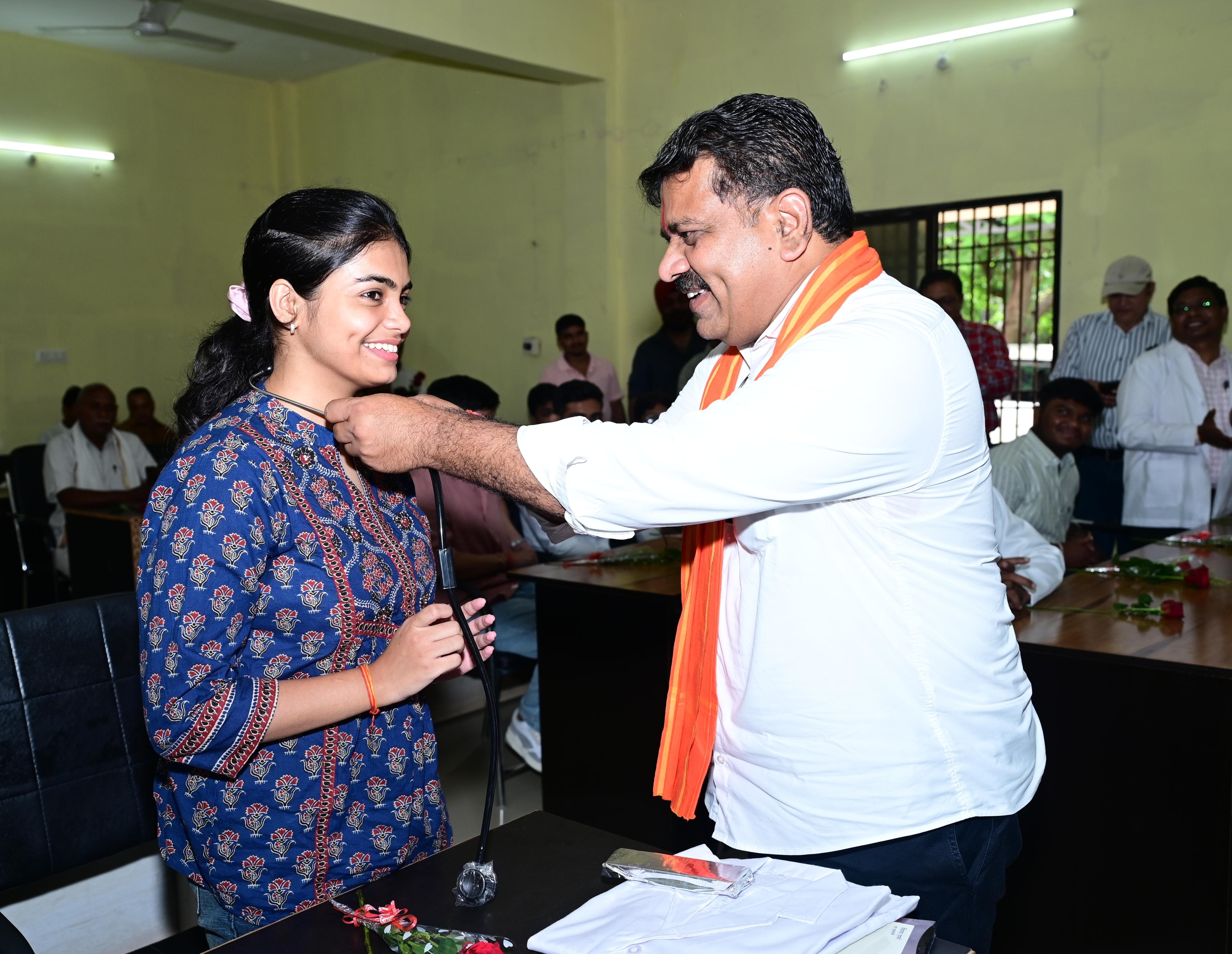 डिप्टी CM विजय शर्मा ने नवप्रवेशी मेडिकल छात्रों से किया संवाद, जानी सफलता की कहानी