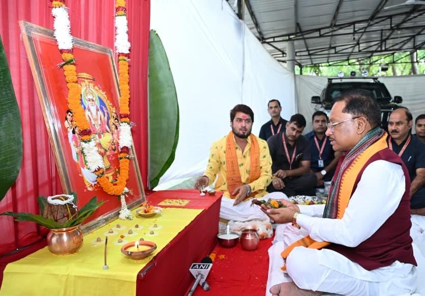 मुख्यमंत्री साय ने भगवान विश्वकर्मा से प्रदेश के श्रमिकों और कारीगरों की सफलता की कामना की