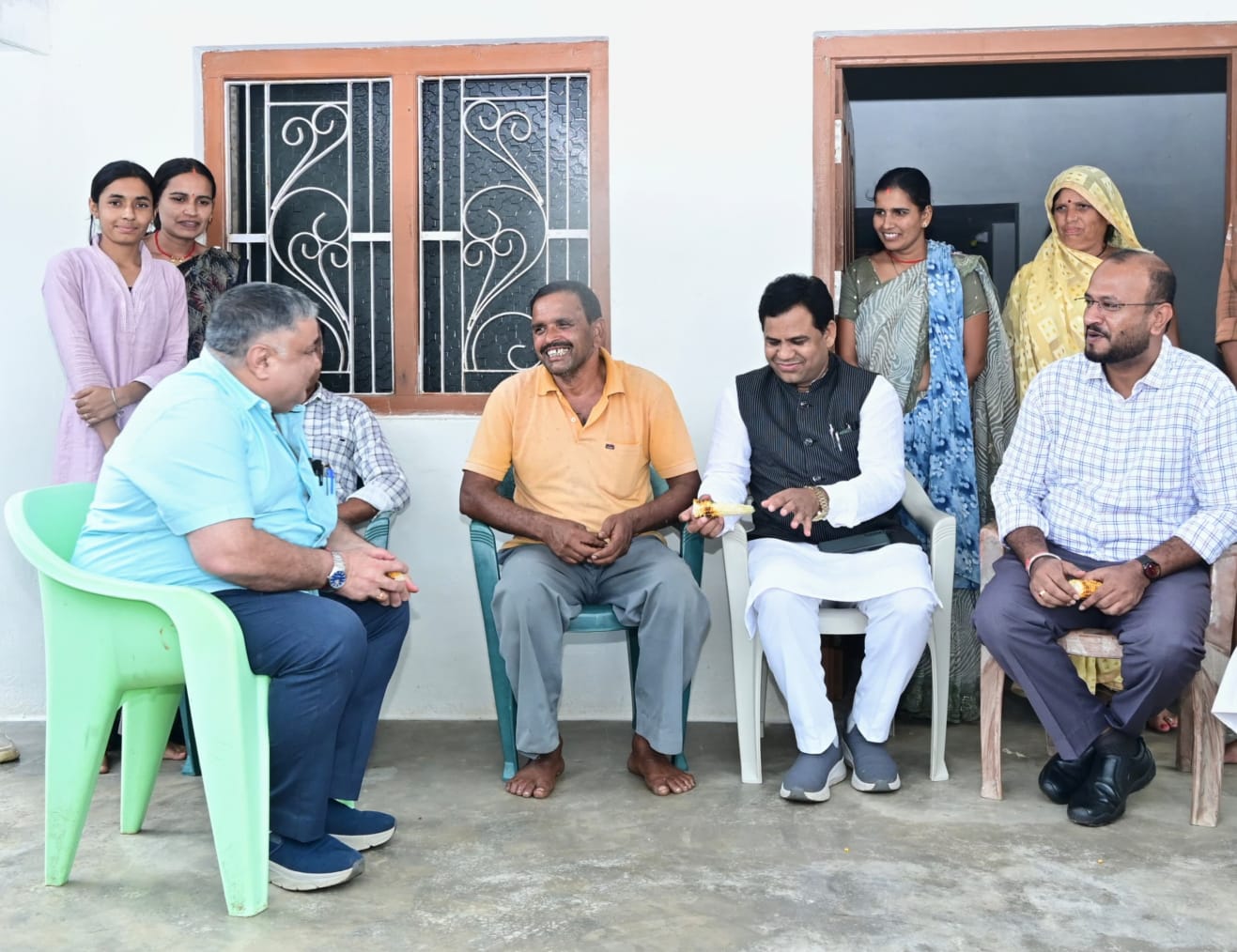 ‘आशीर्वाद का दीप’ जलाकर सेवा संकल्प अभियान से जुड़ने मंत्री राजेश अग्रवाल ने किया ग्रामीणों से आग्रह