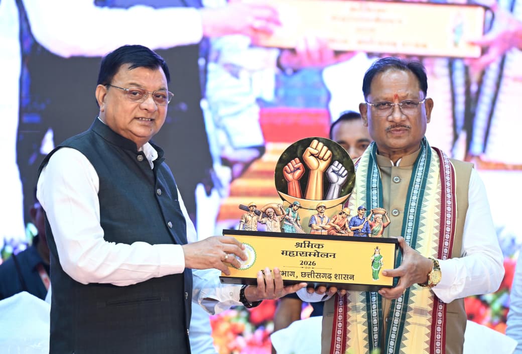 ई-रिक्शा से आत्मनिर्भर बनेंगी श्रमिक दीदियां, 100 महिलाओं को मिला लाभ