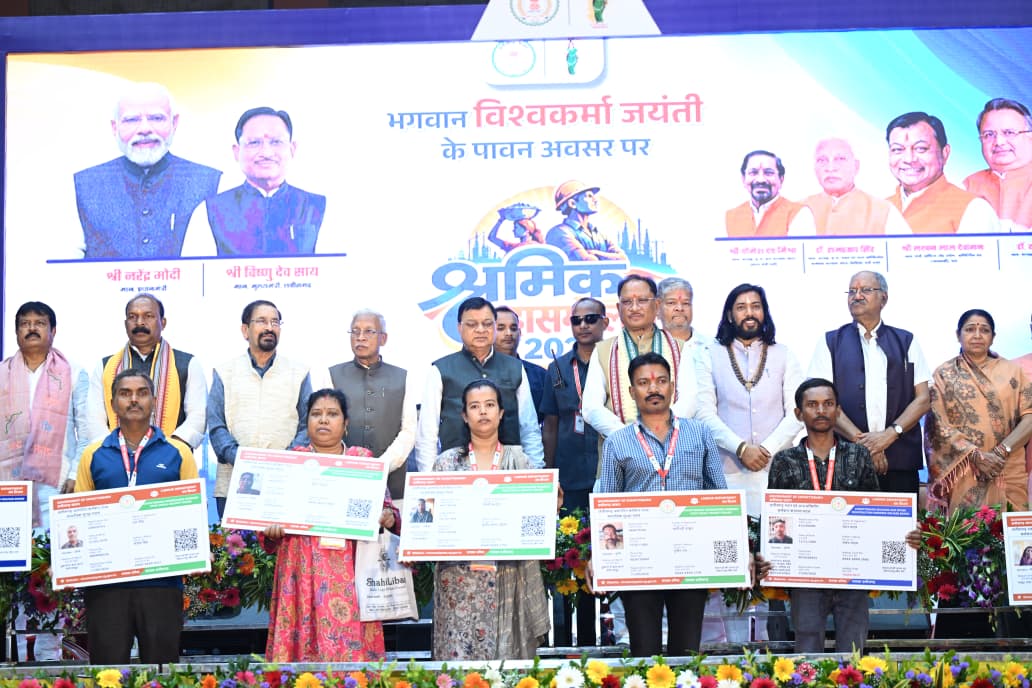 ई-रिक्शा से आत्मनिर्भर बनेंगी श्रमिक दीदियां, 100 महिलाओं को मिला लाभ