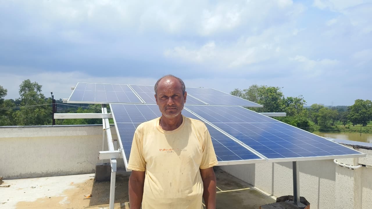 सौर ऊर्जा से बिजली जरूरत पूरी करने के साथ ऊर्जा संरक्षण में योगदान दे रहा परिवार