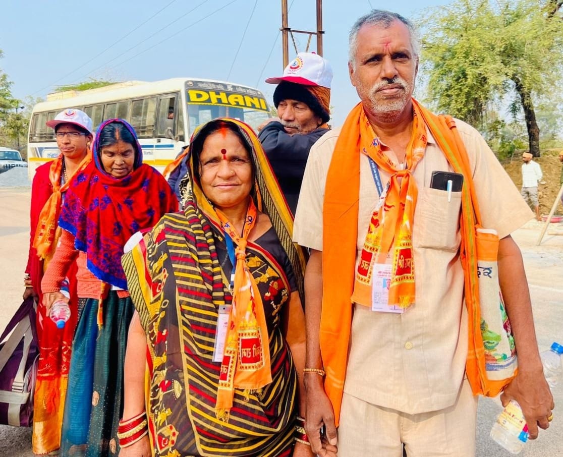 वर्षों से संजोया सपना पूरा हुआ, पत्नी के साथ रामलला के दर्शन कर भावुक हुए डोमन