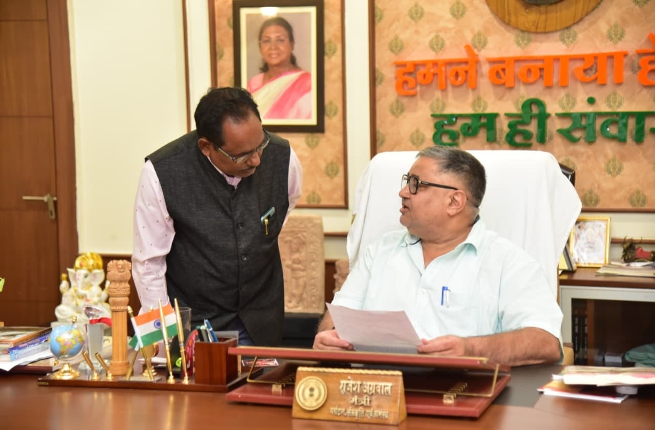 जनता की समस्याएं सुनकर अधिकारियों को कार्रवाई के निर्देश दे रहे मंत्री राजेश अग्रवाल
