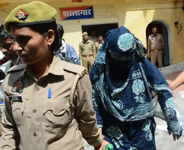 चाबी की डुप्लीकेट बनवाई, नौकर को घर में घुसने का तरीका बताया; बेटे पर गंभीर आरोप