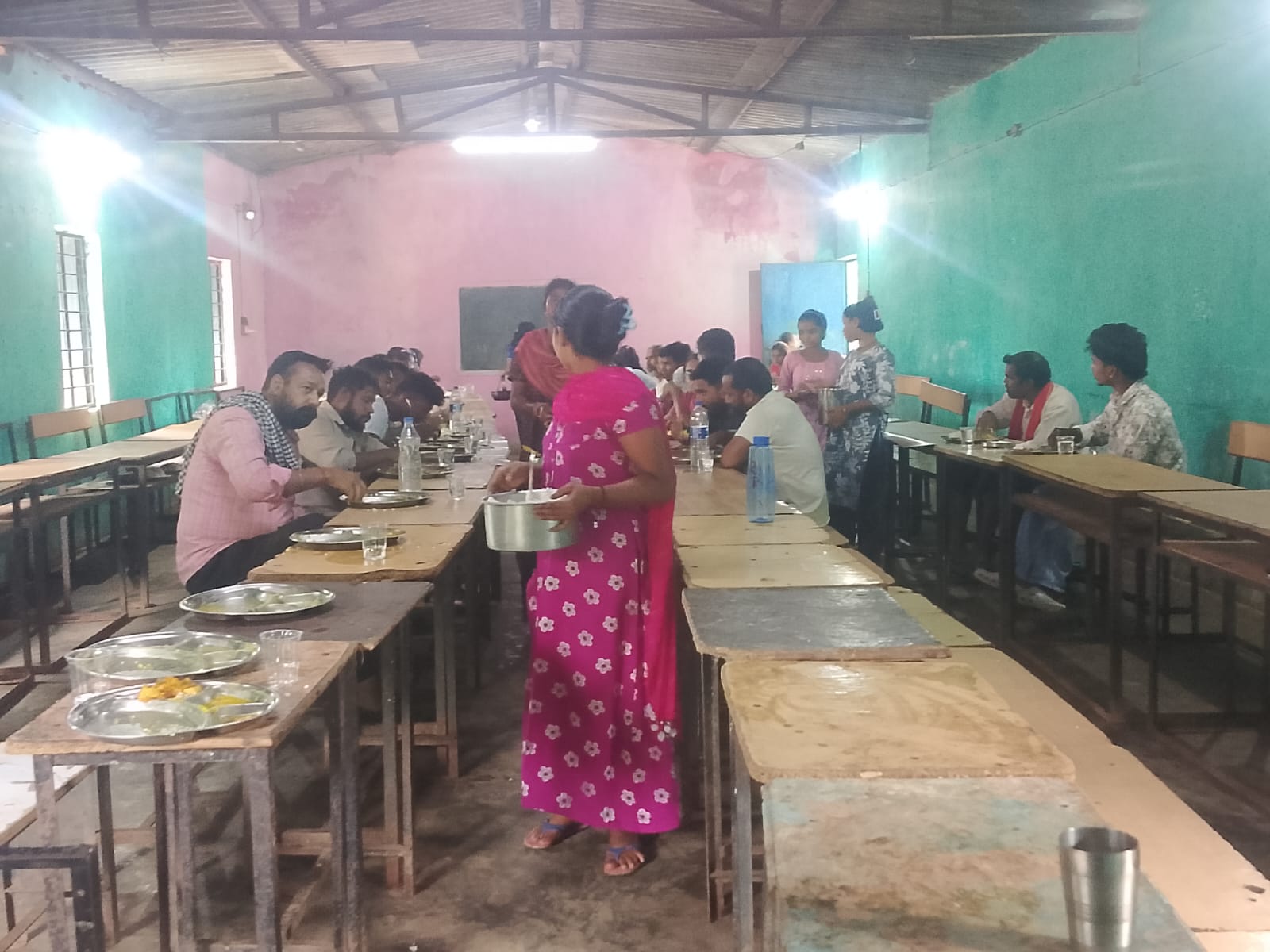 बाढ़ के बीच नेलसनार में प्रशासन की मानवीय पहल, 220 यात्रियों को मिला भोजन