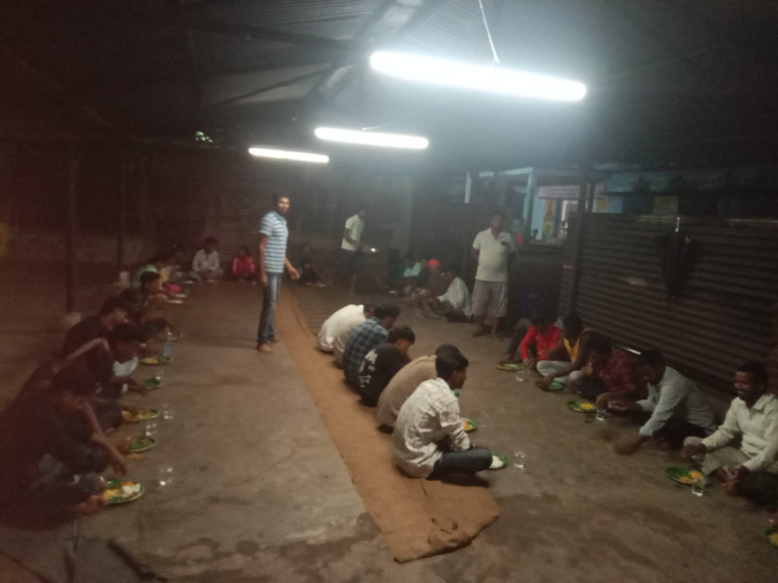 राहत-बचाव के बीच मानवीय पहल, बाढ़ में फंसे मुसाफिरों को मिला खाना