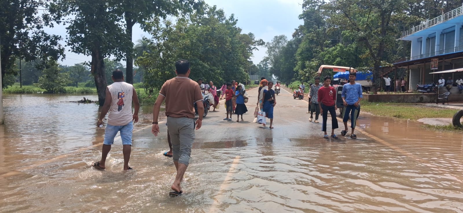 नेलसनार बाढ़: फंसे यात्रियों को भोजन, राहत-बचाव में प्रशासन और एसडीआरएफ सक्रिय