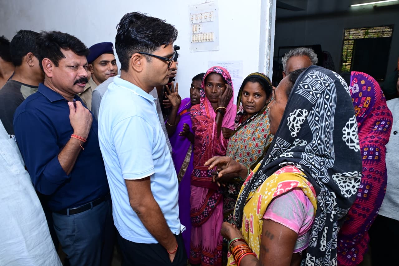 सरिया राहत शिविर में माताओं-बहनों, बुजुर्गों और बच्चों से मिले वित्त मंत्री