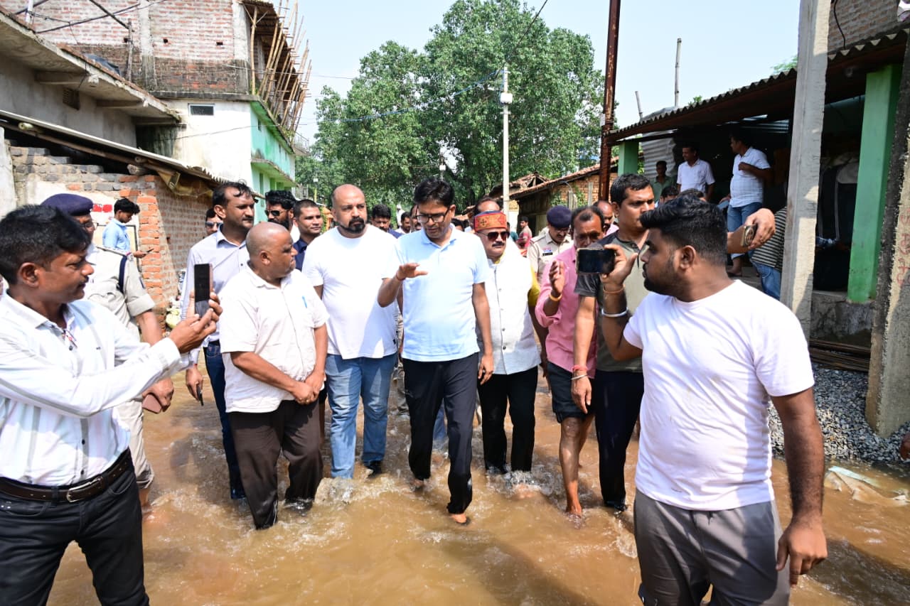 महानदी का जलस्तर बढ़ने से बाढ़ प्रभावित गांवों का वित्त मंत्री ने लिया जायजा