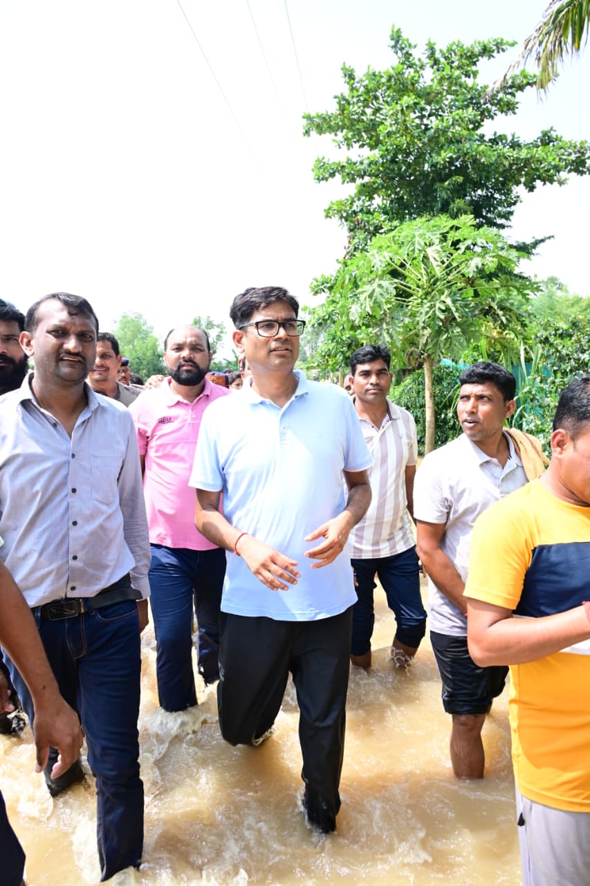 महानदी के बढ़ते जलस्तर के बीच प्रभावित गांवों में पहुंचा प्रशासन, वित्त मंत्री ने लिया जायजा