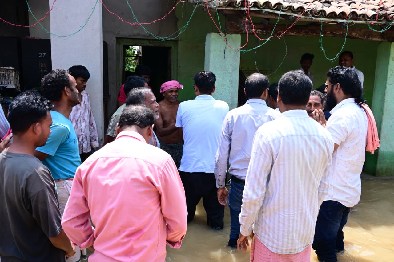 महानदी के बढ़ते जलस्तर के बीच प्रभावित गांवों में पहुंचा प्रशासन, वित्त मंत्री ने लिया जायजा