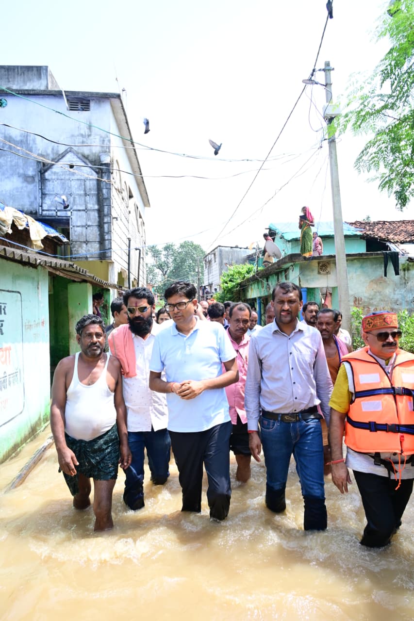 महानदी का जलस्तर बढ़ने से बाढ़ प्रभावित गांवों का वित्त मंत्री ने लिया जायजा