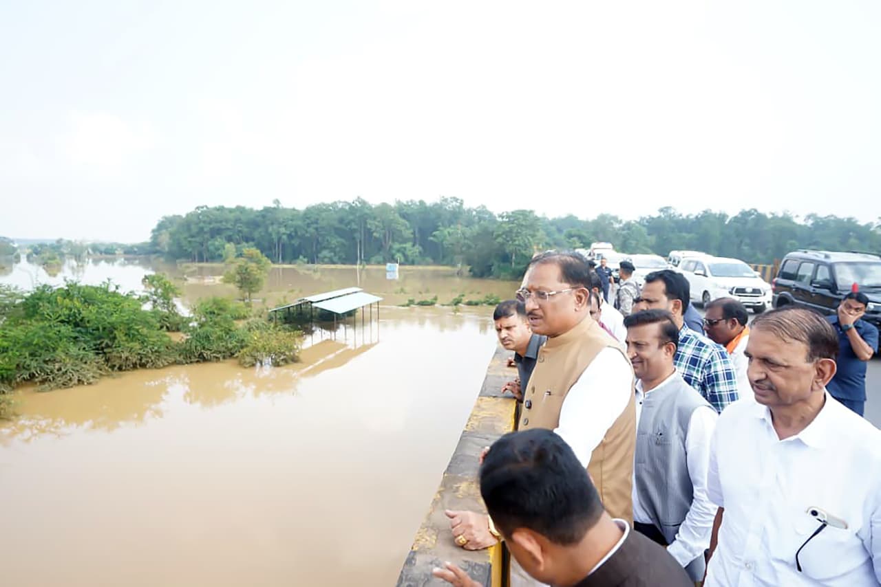 बाढ़ प्रभावितों तक समय पर पहुंचे भोजन, पेयजल और दवाइयां: मुख्यमंत्री साय