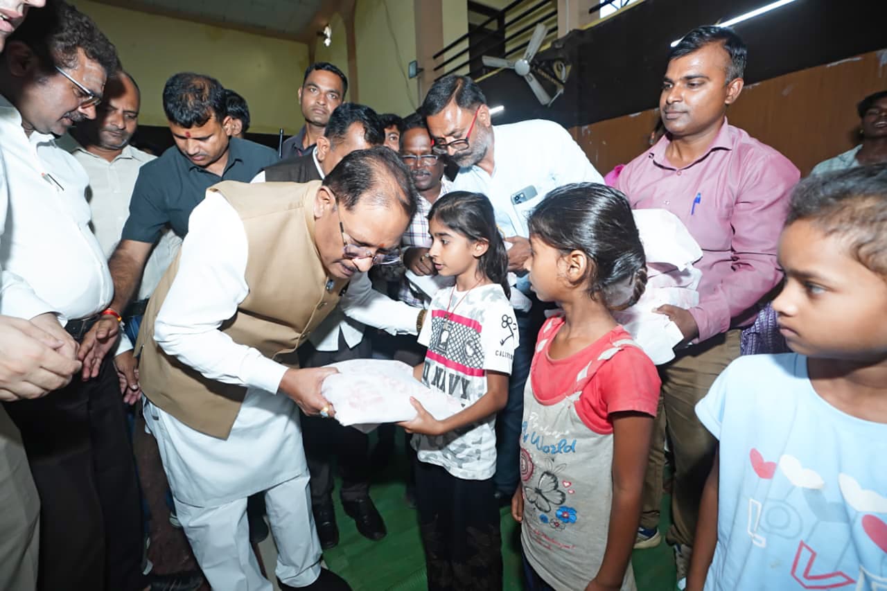बाढ़ प्रभावितों तक समय पर पहुंचे भोजन, पेयजल और दवाइयां: मुख्यमंत्री साय