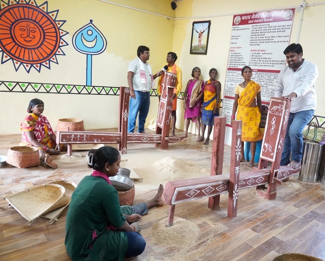 सिलाई-कढ़ाई से स्वरोजगार की ओर बढ़ रहीं बस्तर की महिलाएं, इंफ्लुएंसर्स ने जाना अनुभव