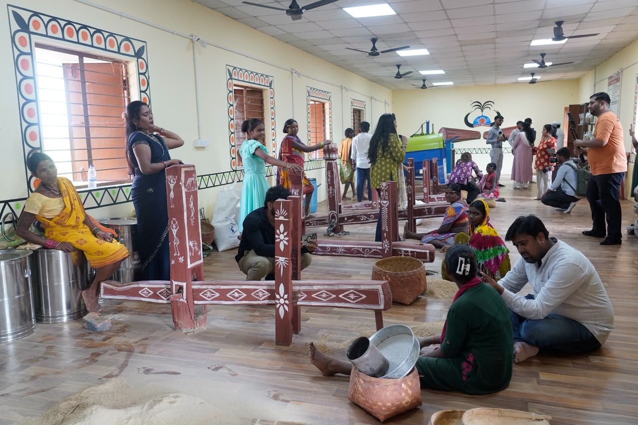 सिलाई-कढ़ाई से स्वरोजगार की ओर बढ़ रहीं बस्तर की महिलाएं, इंफ्लुएंसर्स ने जाना अनुभव