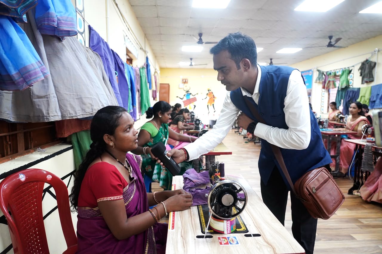सिलाई-कढ़ाई से स्वरोजगार की ओर बढ़ रहीं बस्तर की महिलाएं, इंफ्लुएंसर्स ने जाना अनुभव