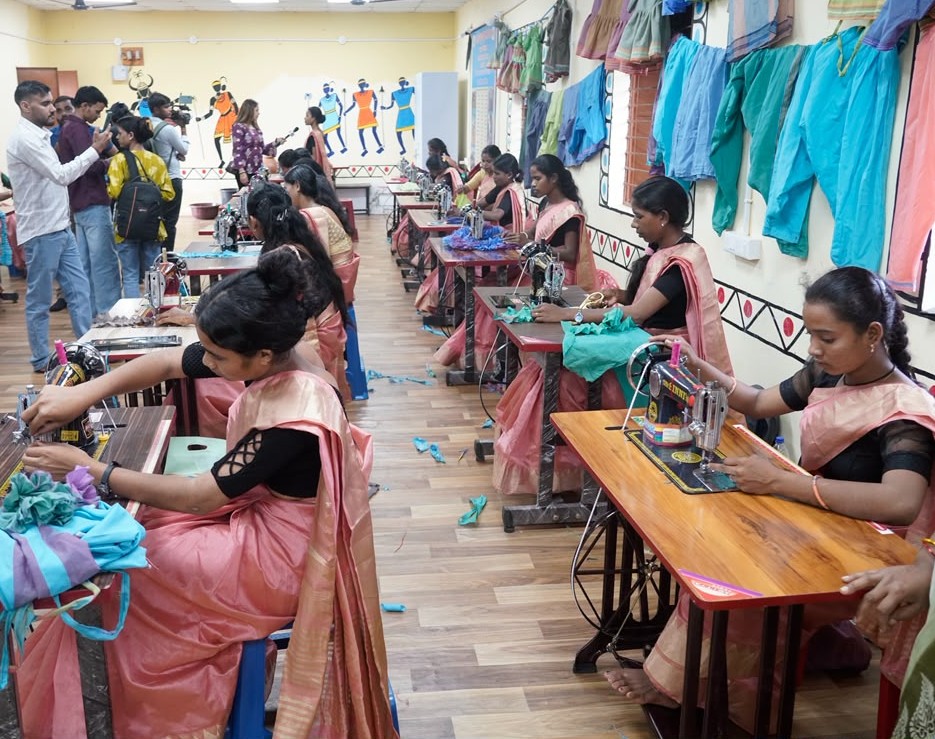 सिलाई-कढ़ाई से स्वरोजगार की ओर बढ़ रहीं बस्तर की महिलाएं, इंफ्लुएंसर्स ने जाना अनुभव