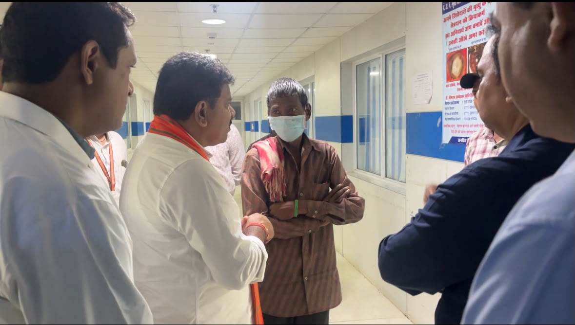 विशेषज्ञ चिकित्सकों से घायलों के स्वास्थ्य और उपचार की जानकारी लेते रहे विजय शर्मा