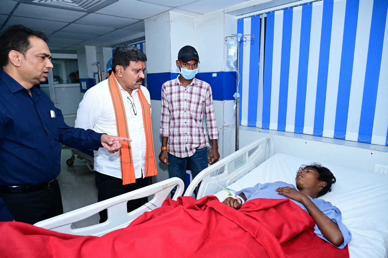 घायल के पैरों के ऑपरेशन की चिकित्सकों ने दी जानकारी