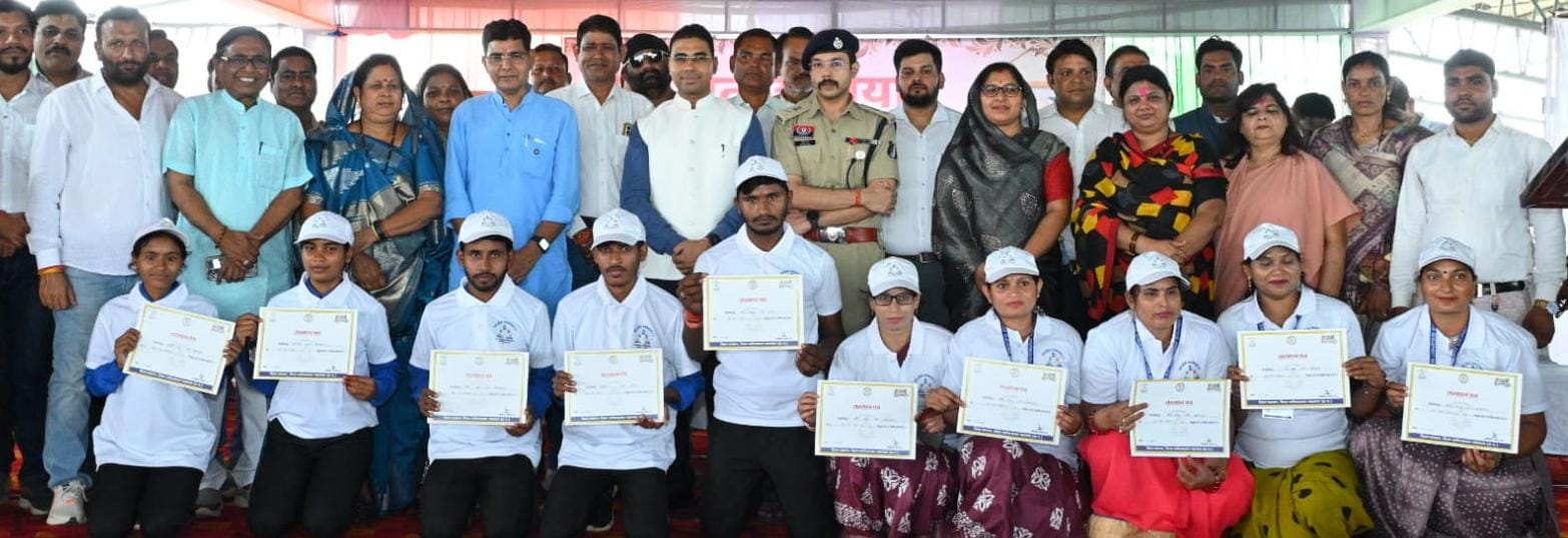 बुजुर्गों को मंत्री टंक राम वर्मा ने पहनाया नजर का चश्मा