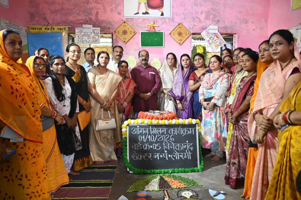 मिठाई और खिलौने पाकर खिल उठे बच्चों के चेहरे, उप मुख्यमंत्री ने बांटी खुशियां