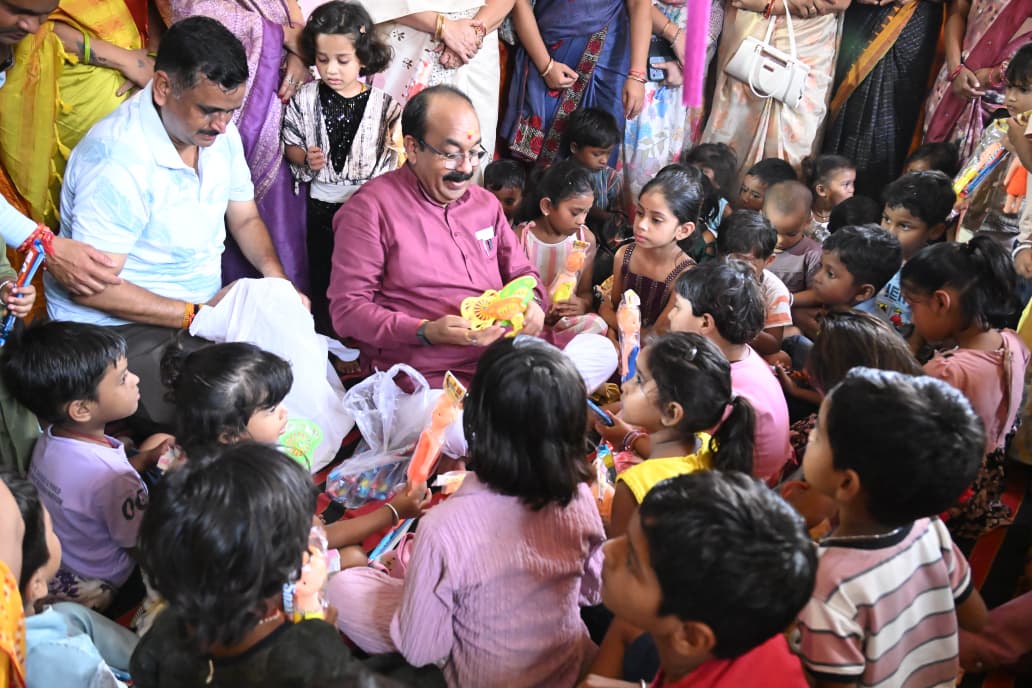 ‘लाल टमाटर’ और ‘आलू कचालू’ जैसे बाल गीतों से गूंजा आंगनबाड़ी परिसर