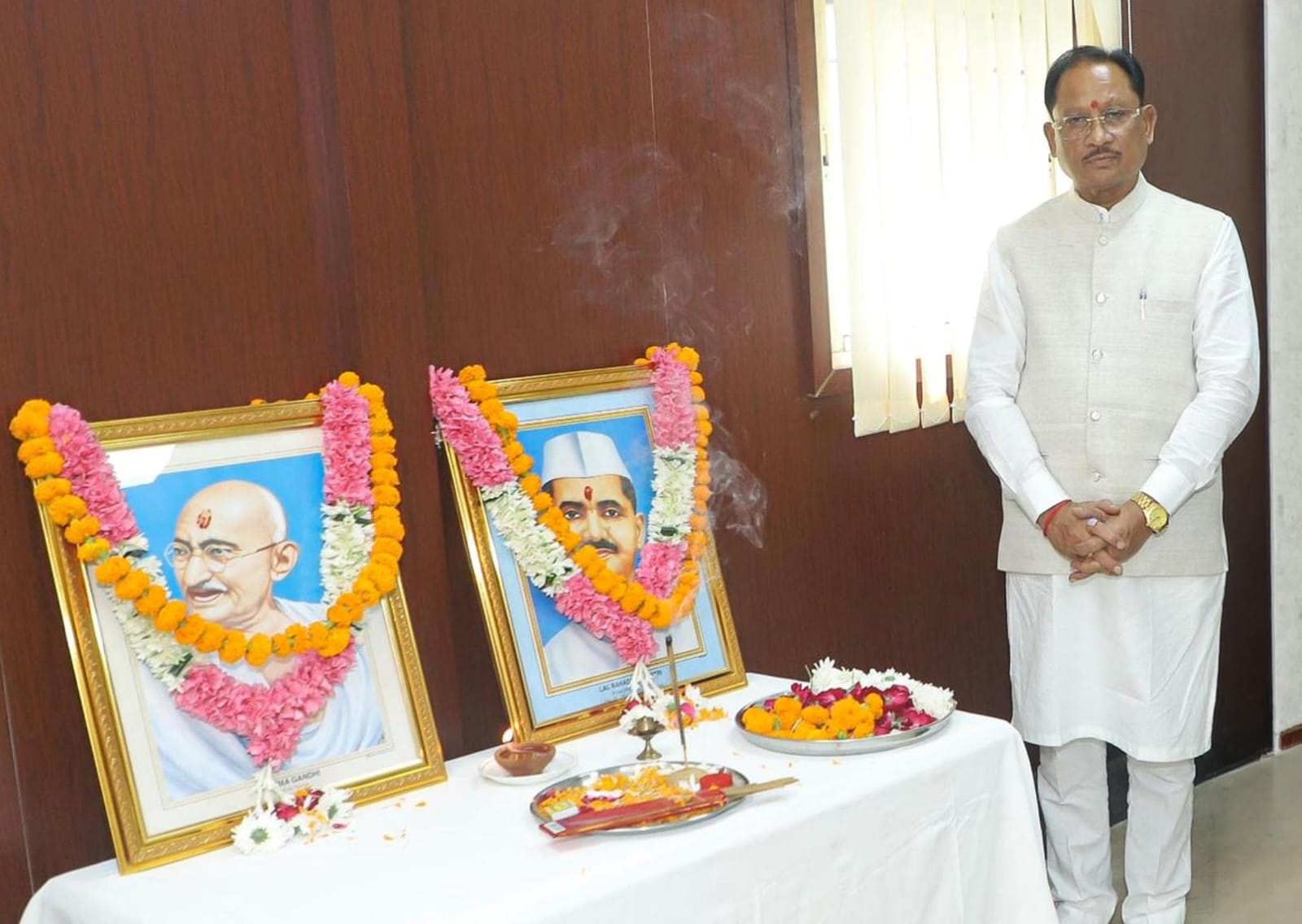 छत्तीसगढ़ सदन में मुख्यमंत्री ने गांधी और शास्त्री के चित्र पर अर्पित किए पुष्प