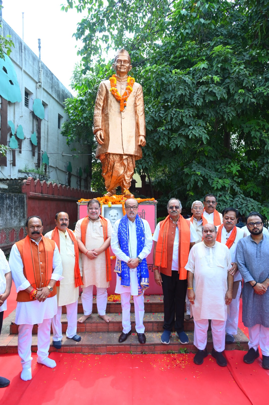 गांधी और शास्त्री जयंती पर राज्यपाल डेका ने किया महापुरुषों को नमन