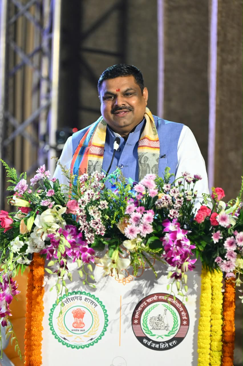 पेड़ के नीचे सजी ग्राम सभा, ग्रामीणों ने मिलकर तय की विकास की प्राथमिकताएं