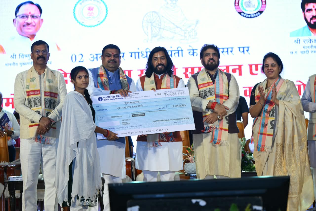 पेड़ के नीचे सजी ग्राम सभा, ग्रामीणों ने मिलकर तय की विकास की प्राथमिकताएं