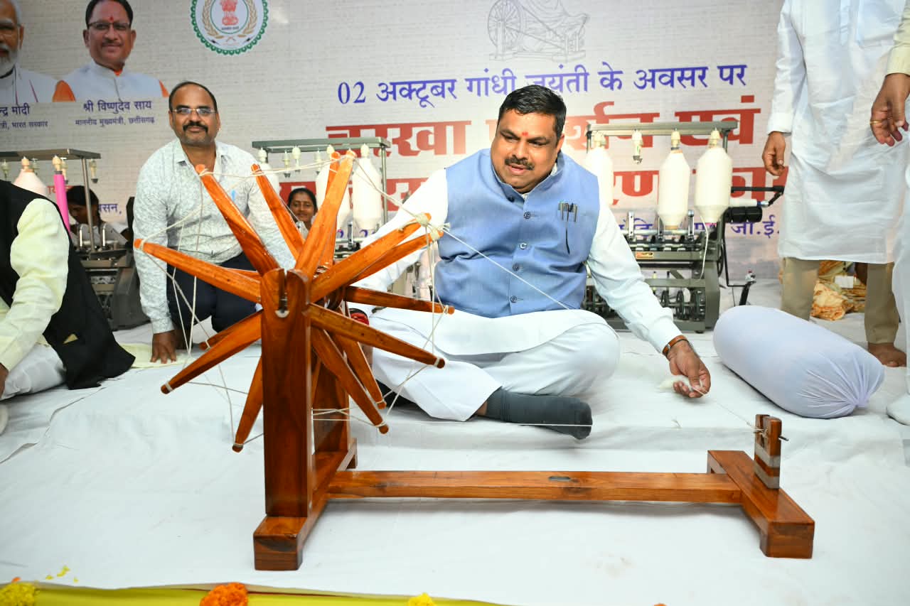 पेड़ के नीचे सजी ग्राम सभा, ग्रामीणों ने मिलकर तय की विकास की प्राथमिकताएं