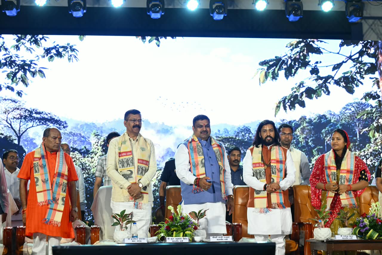 पेड़ के नीचे सजी ग्राम सभा, ग्रामीणों ने मिलकर तय की विकास की प्राथमिकताएं