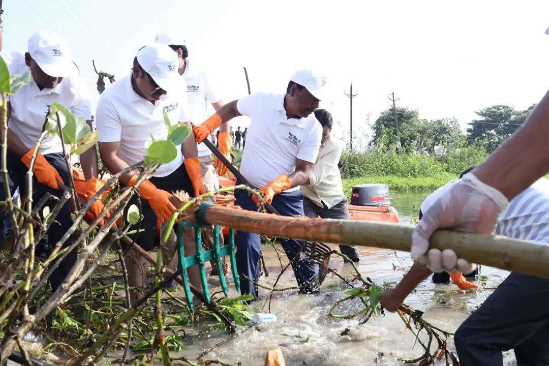 ऐतिहासिक महादेव तालाब की सफाई कर दिया स्वच्छ भारत का संदेश